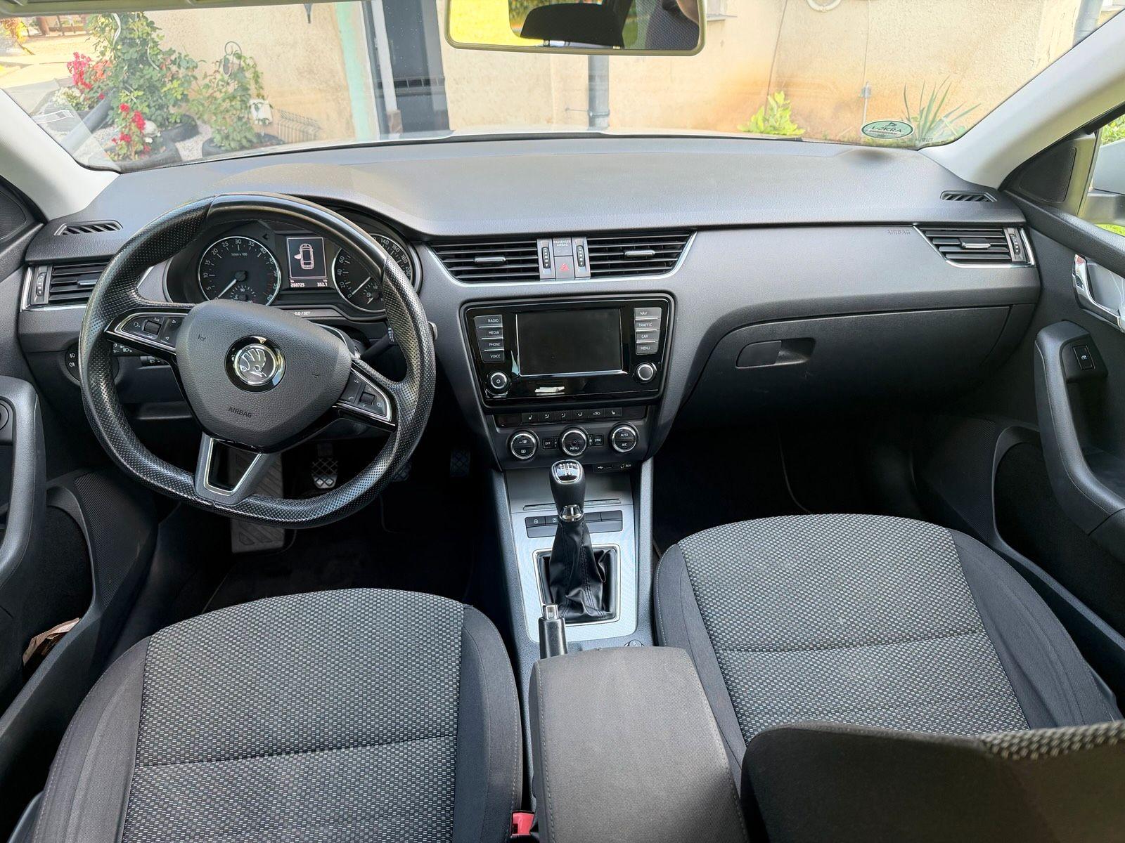 Skoda Octavia 2015 — rear view