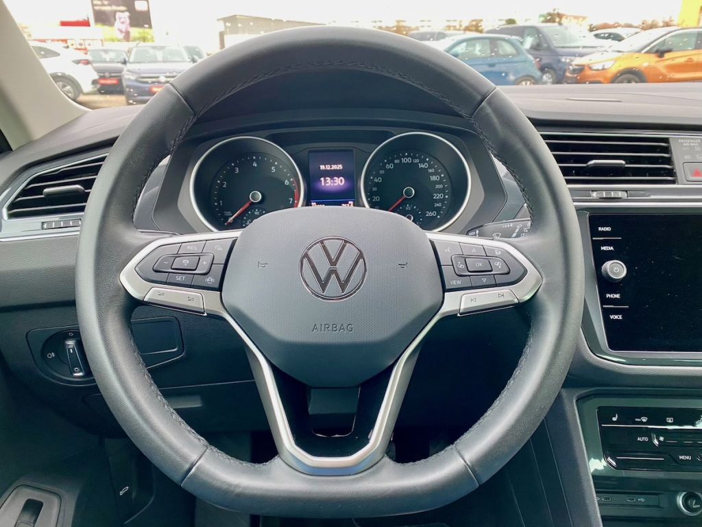 Fahrzeugabbildung Volkswagen Tiguan 1.5 TSI Life AAC NAVI SHZ PDC MASSAGE