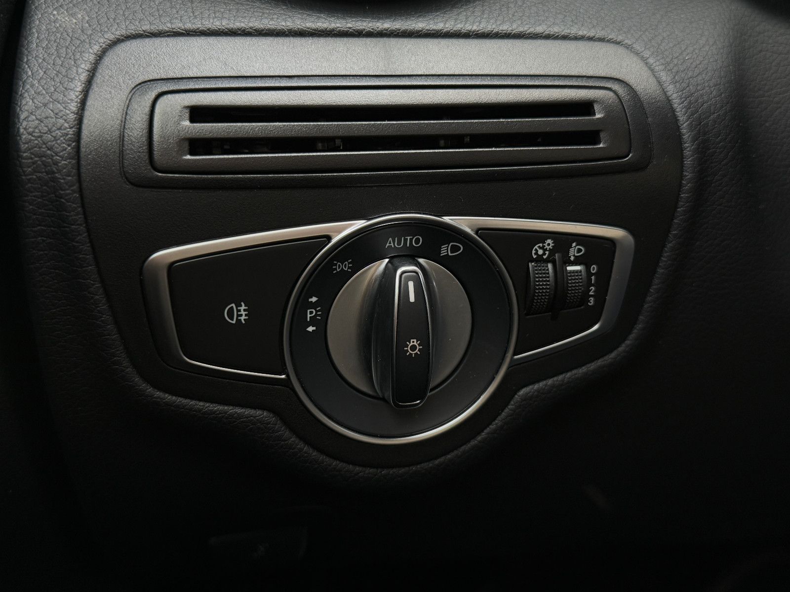 Fahrzeugabbildung Mercedes-Benz C 300de Limo Avantgarde Hybrid 9G DAB GRA Navi