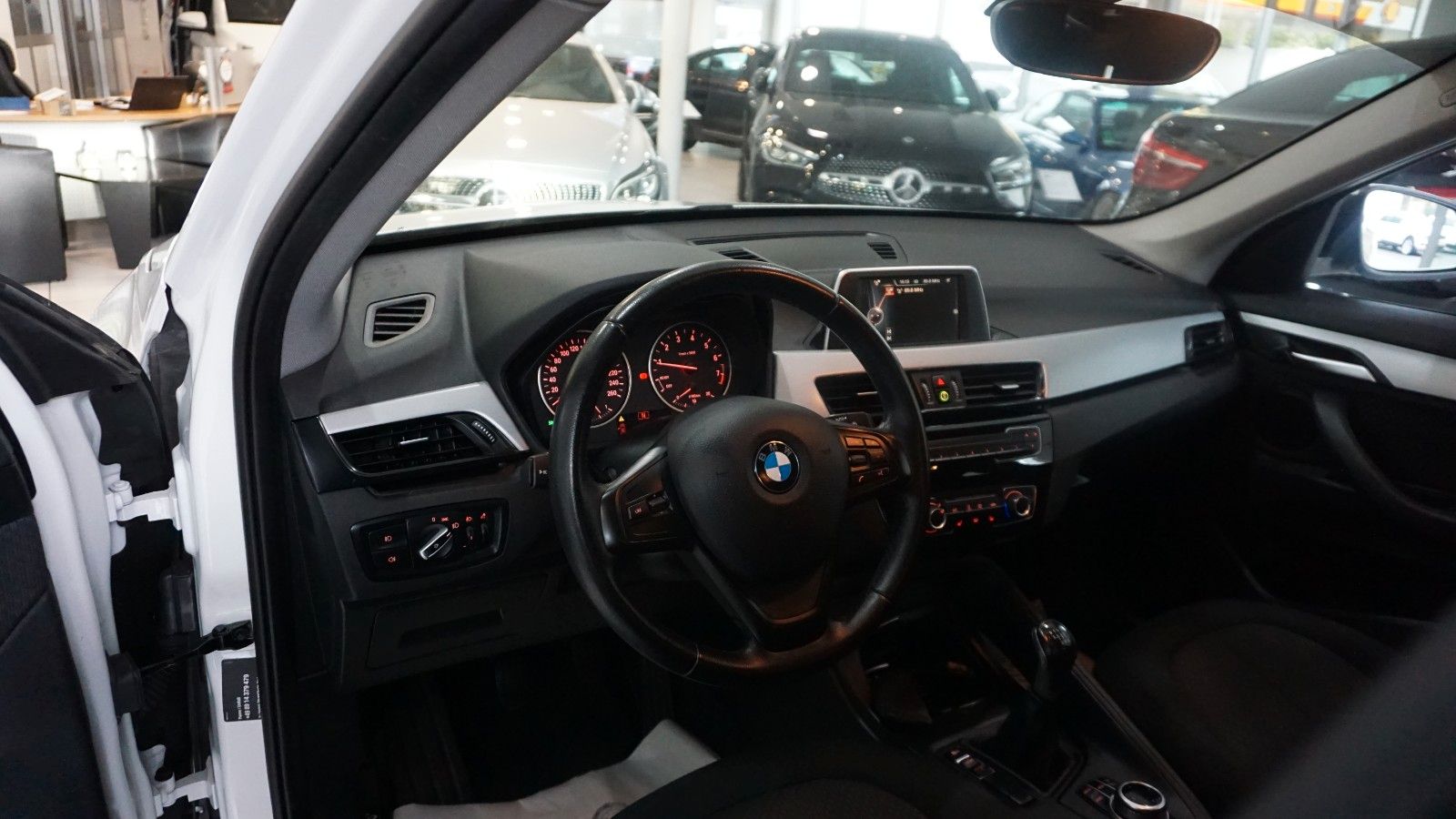 Fahrzeugabbildung BMW X1 sDrive 18 i *NAVIGATION*Elektr.Heckklappe*