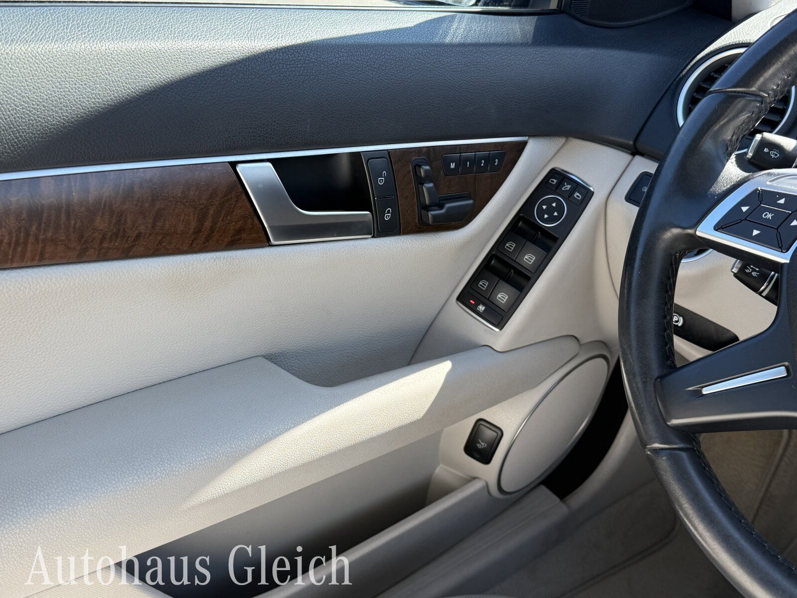 Fahrzeugabbildung Mercedes-Benz C 180 CGI Elegance BE Ausstattung BlueEfficiency