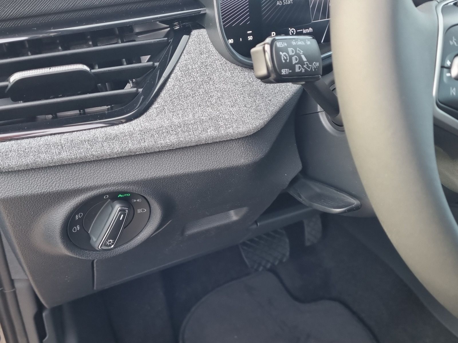 Fahrzeugabbildung SKODA Scala Tour 1,0 TSI DSG Simply Clever Black