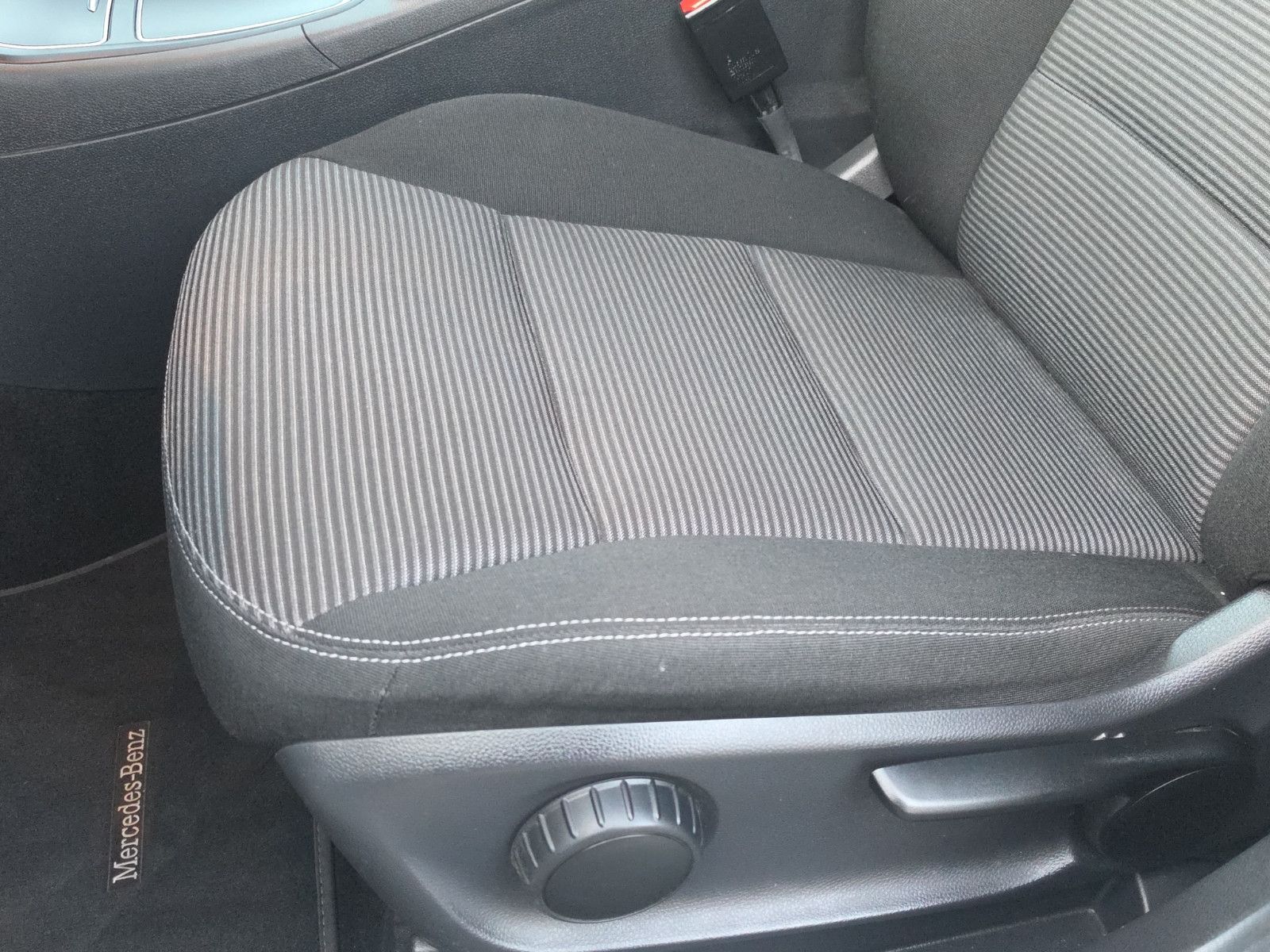 Fahrzeugabbildung Mercedes-Benz B 180 AUTOMATIK KAMERA TEMPOMAT SITZHEIZUNG NAVI