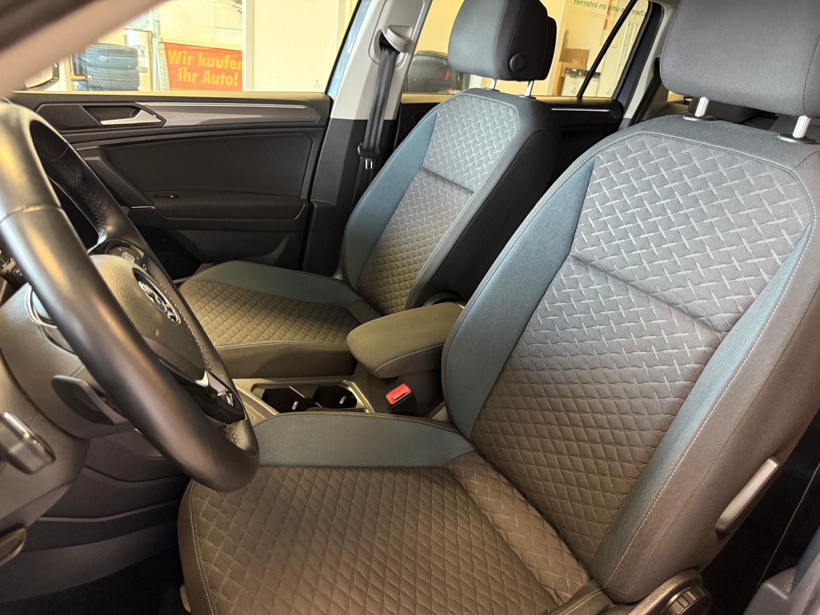 Fahrzeugabbildung Volkswagen Tiguan Allspace IQ.DRIVE/1. Hand / Navi /Digital