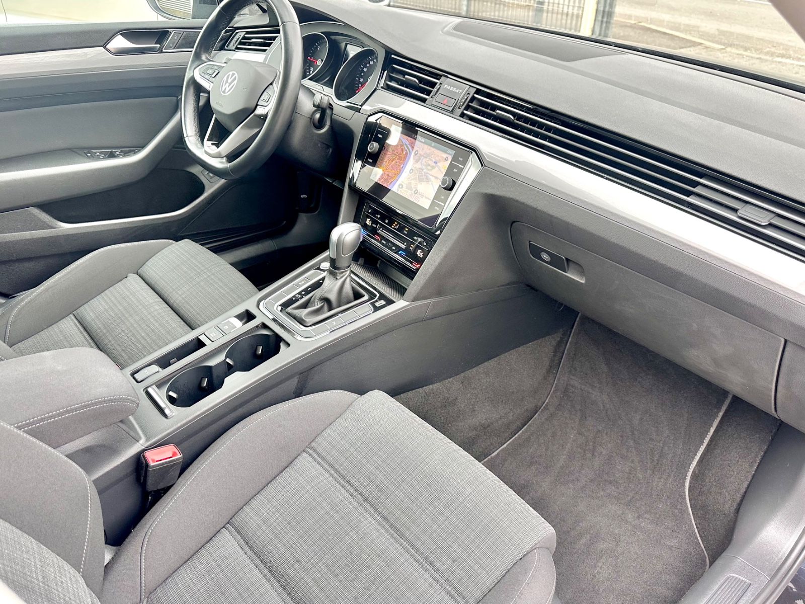 Fahrzeugabbildung Volkswagen PASSAT VARIANT BUSINESS*AUTOM.+NAVI+1.HAND*