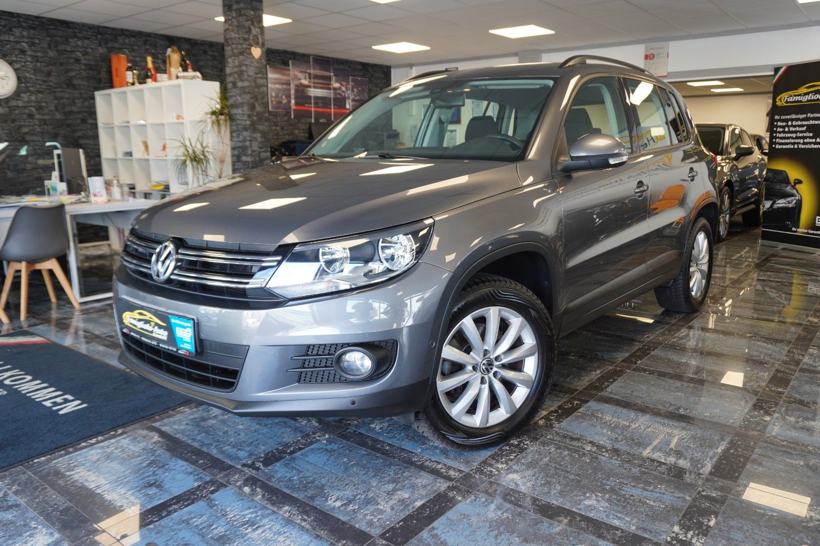 Volkswagen Tiguan - 1