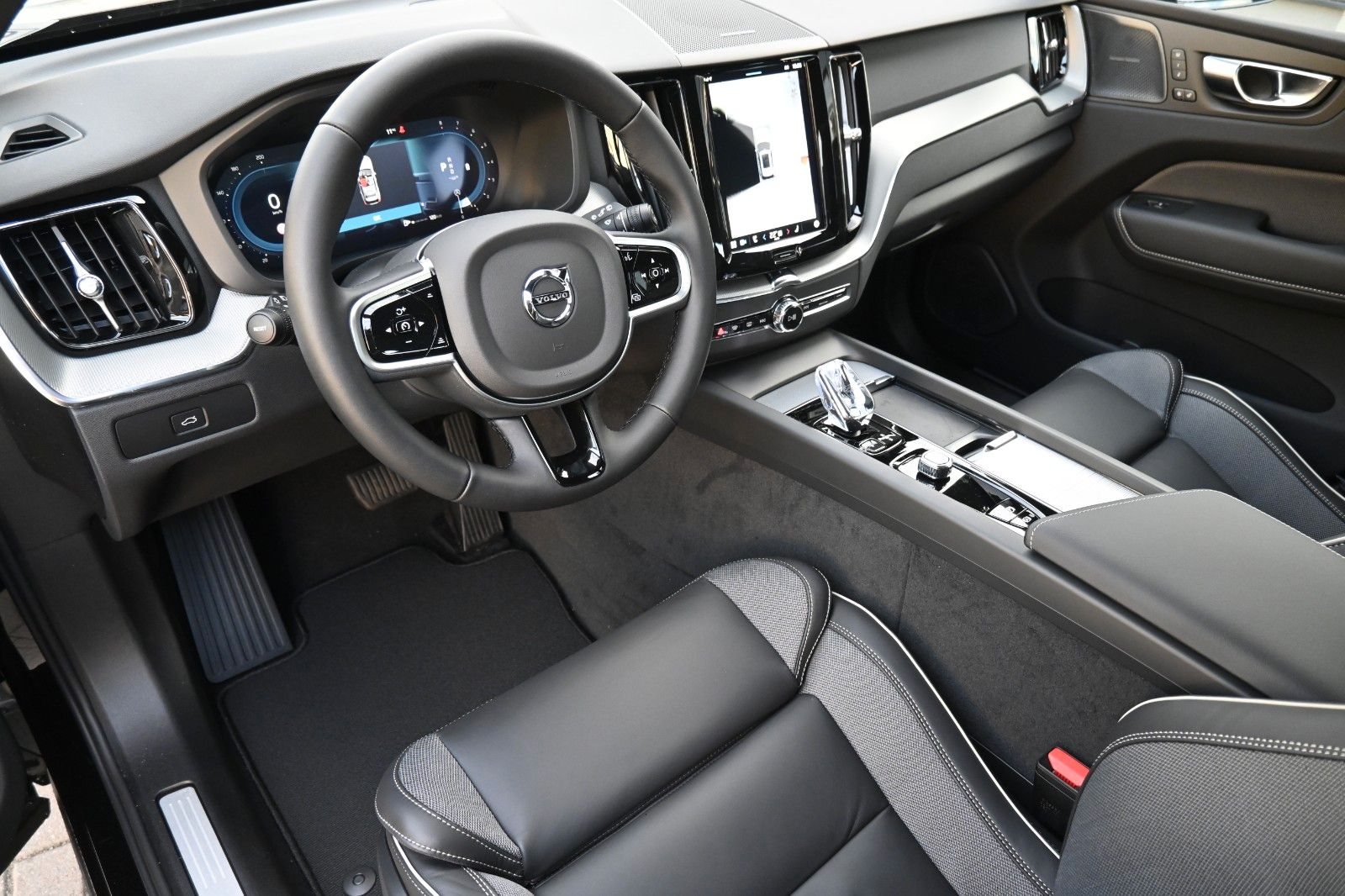 Fahrzeugabbildung Volvo XC60 B5 AWD Plus Black Edition*H&K*360°*ACC