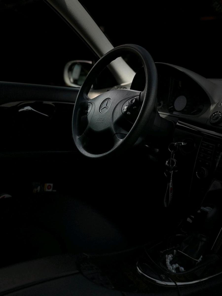 Mercedes-Benz E280 2005 — interior