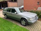 Mercedes-Benz E220 TE W124 Autom. 7-Sitzer  - Mercedes-Benz E 220 mit Benzin-Antrieb: Kombi, Automatik