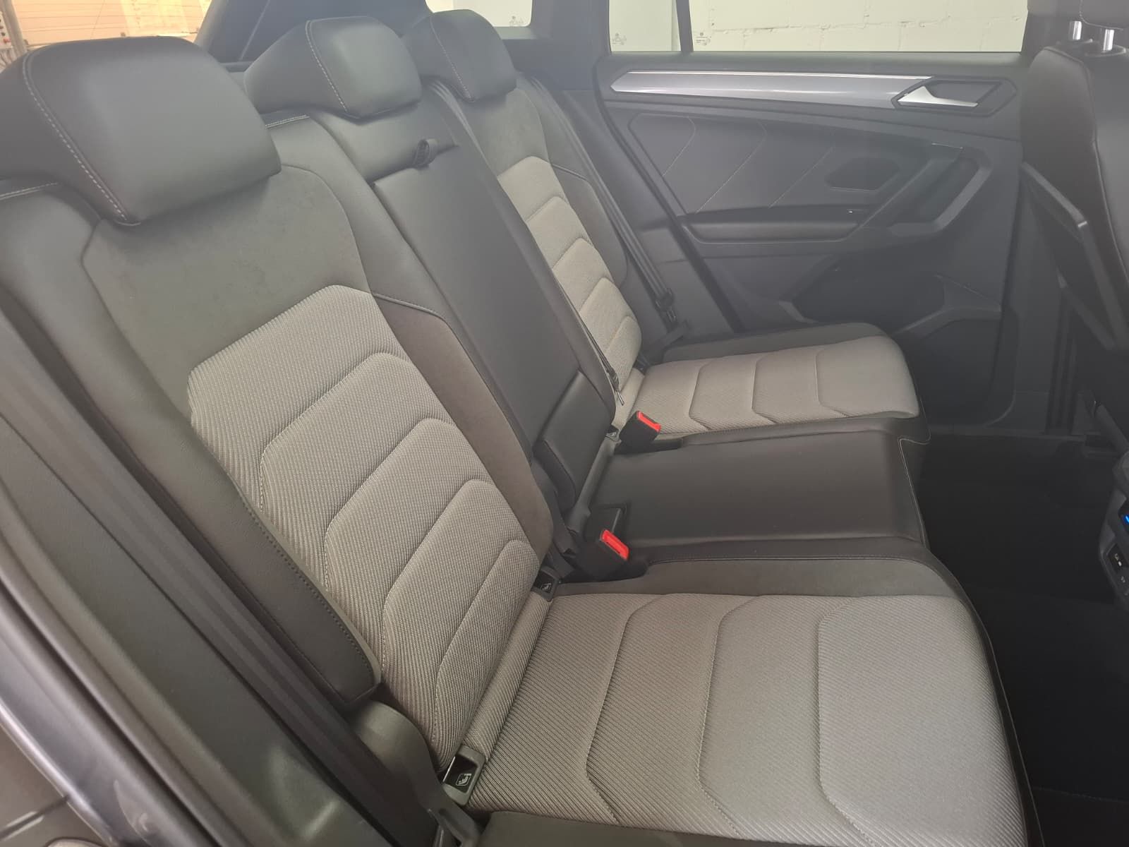 Fahrzeugabbildung Volkswagen Tiguan Highline 2.0TSI DSG 4-Motion R-Line + AHK