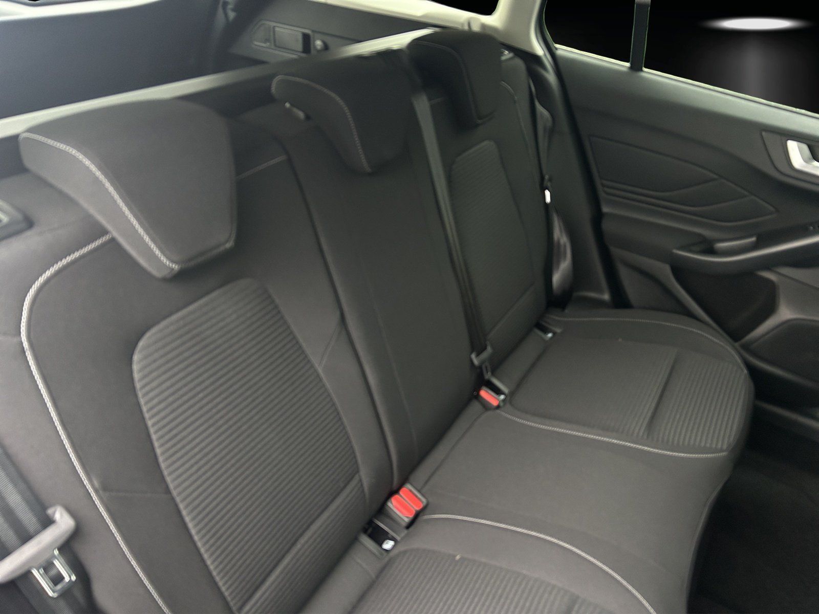 Fahrzeugabbildung Ford Focus Turnier  1,0 Ecoboost Titanium Edition