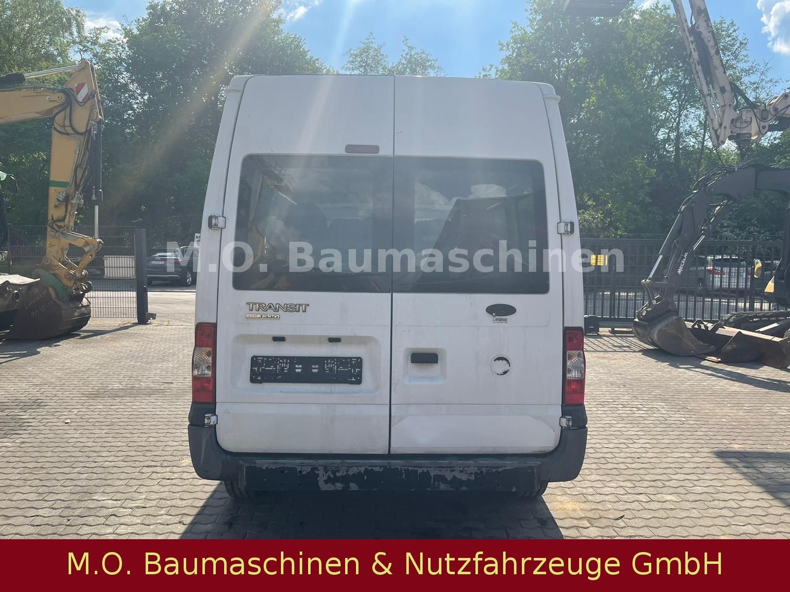 Fahrzeugabbildung Ford Transit  115 T 330 / 2,4 Liter / 9 Sitzer /