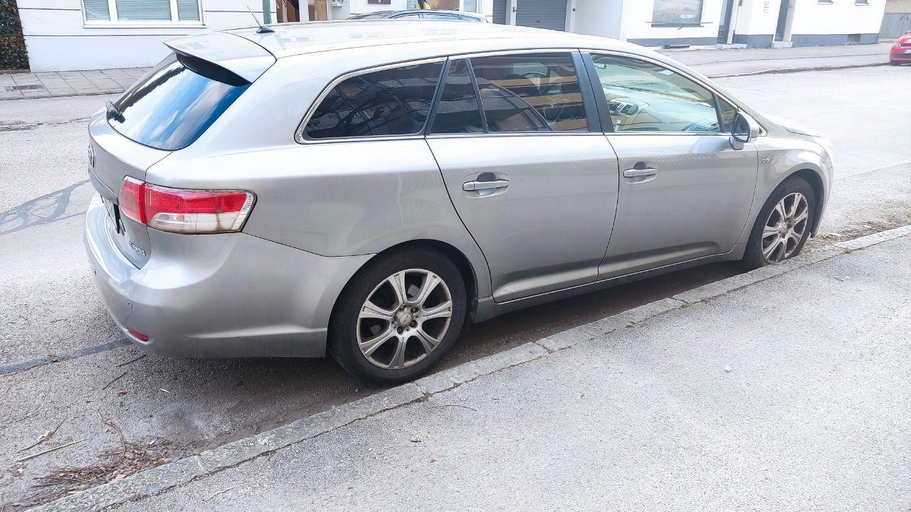 Toyota Avensis 2011 — вигляд ззаду