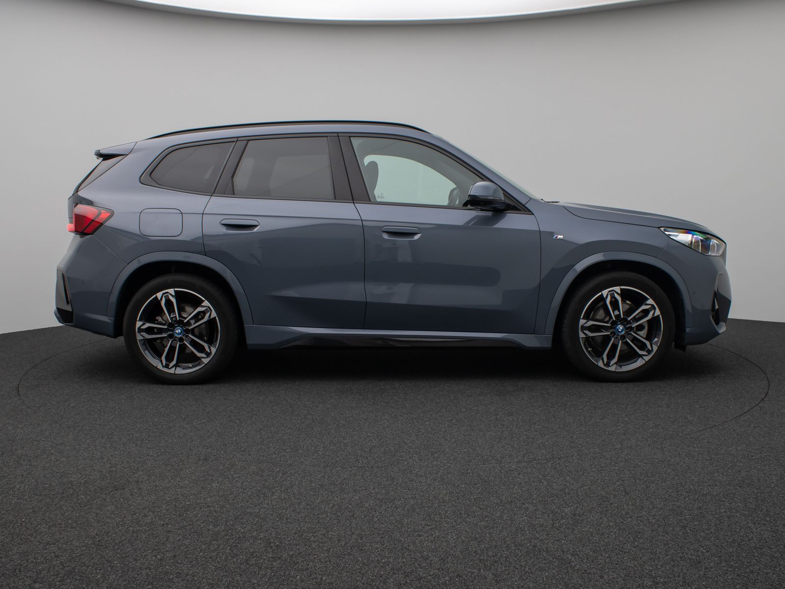 Fahrzeugabbildung BMW iX1 xD30 M Sport Panoram 360°HUD DAB AHK Komfort