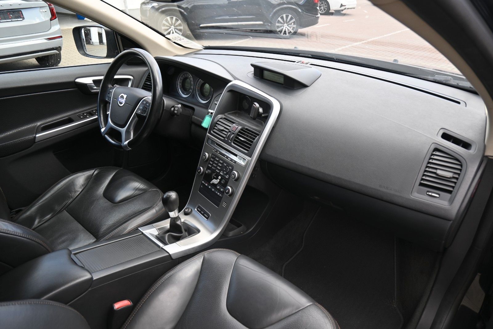 Fahrzeugabbildung Volvo XC60 2.4D Summum Drive*BiXenon*PDC*CD*Servo*USB
