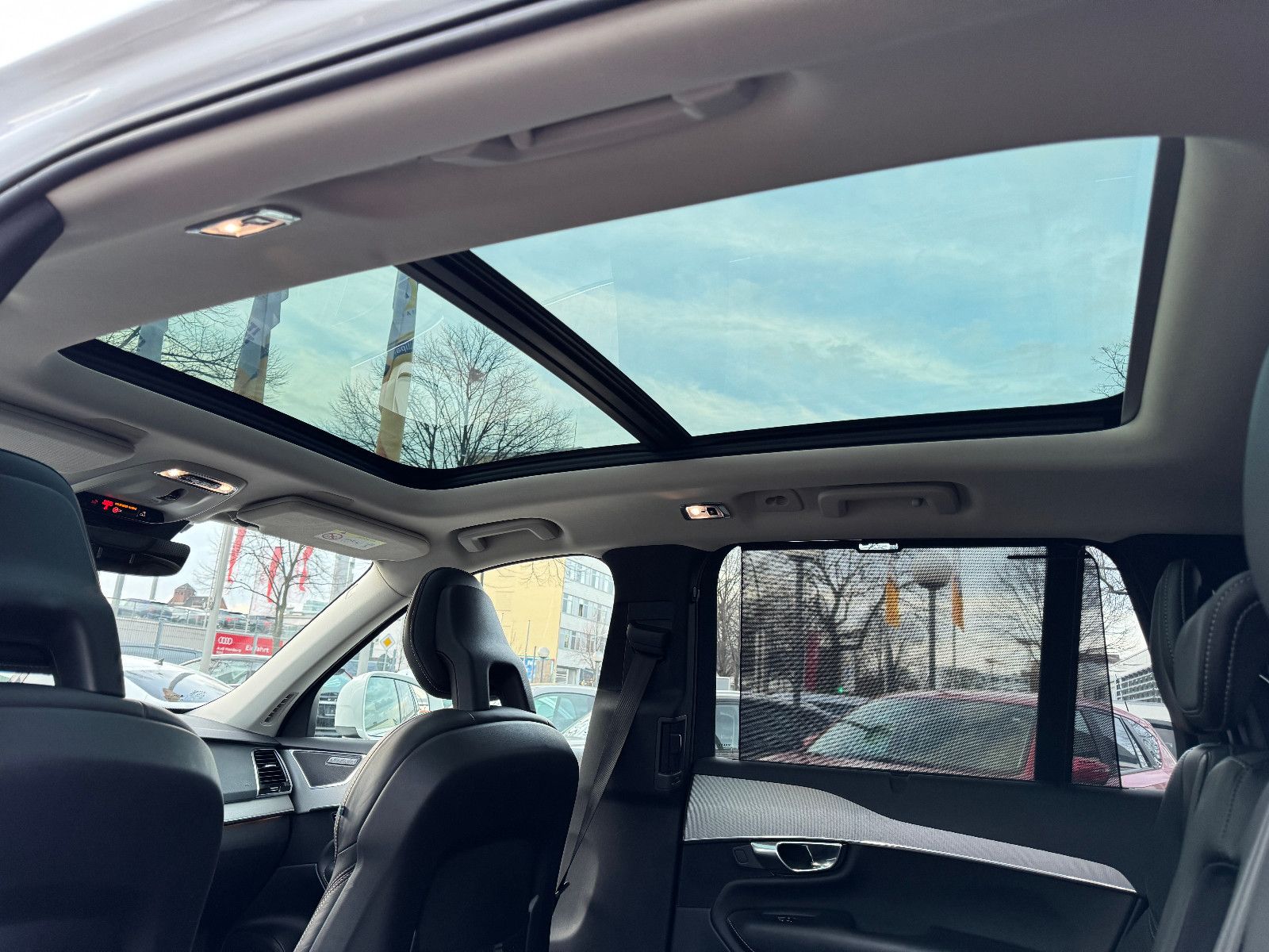 Fahrzeugabbildung Volvo XC90 INSCRIPTION AWD PANO HUD SITZKLIMA MEMORY