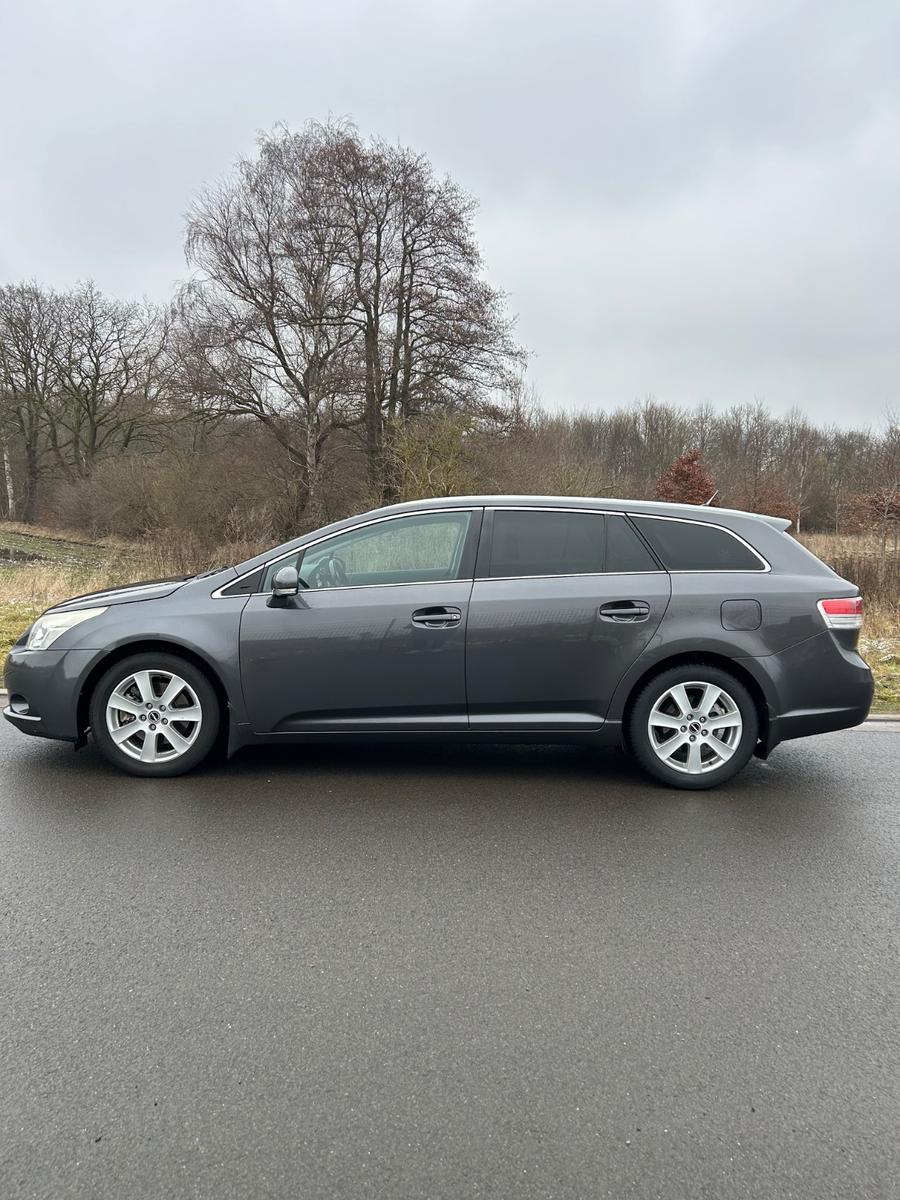 Toyota Avensis 2011 — rear view
