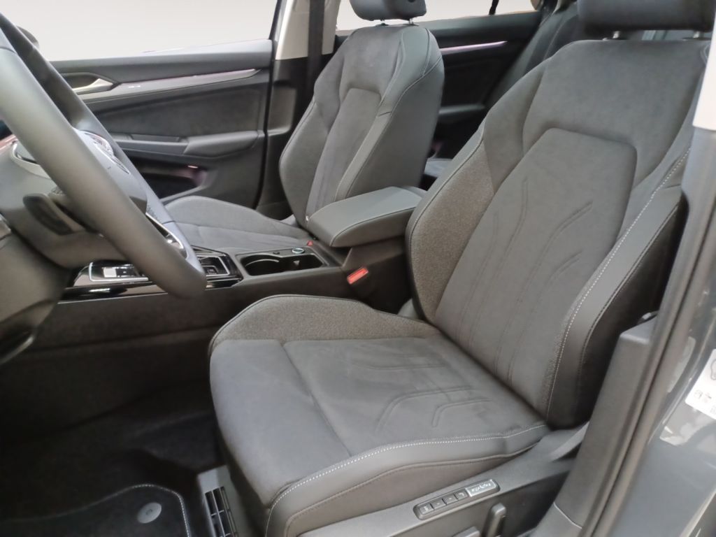 Fahrzeugabbildung Volkswagen Golf Variant 1.5 eTSI DSG Style Navi, AHZV uvm.