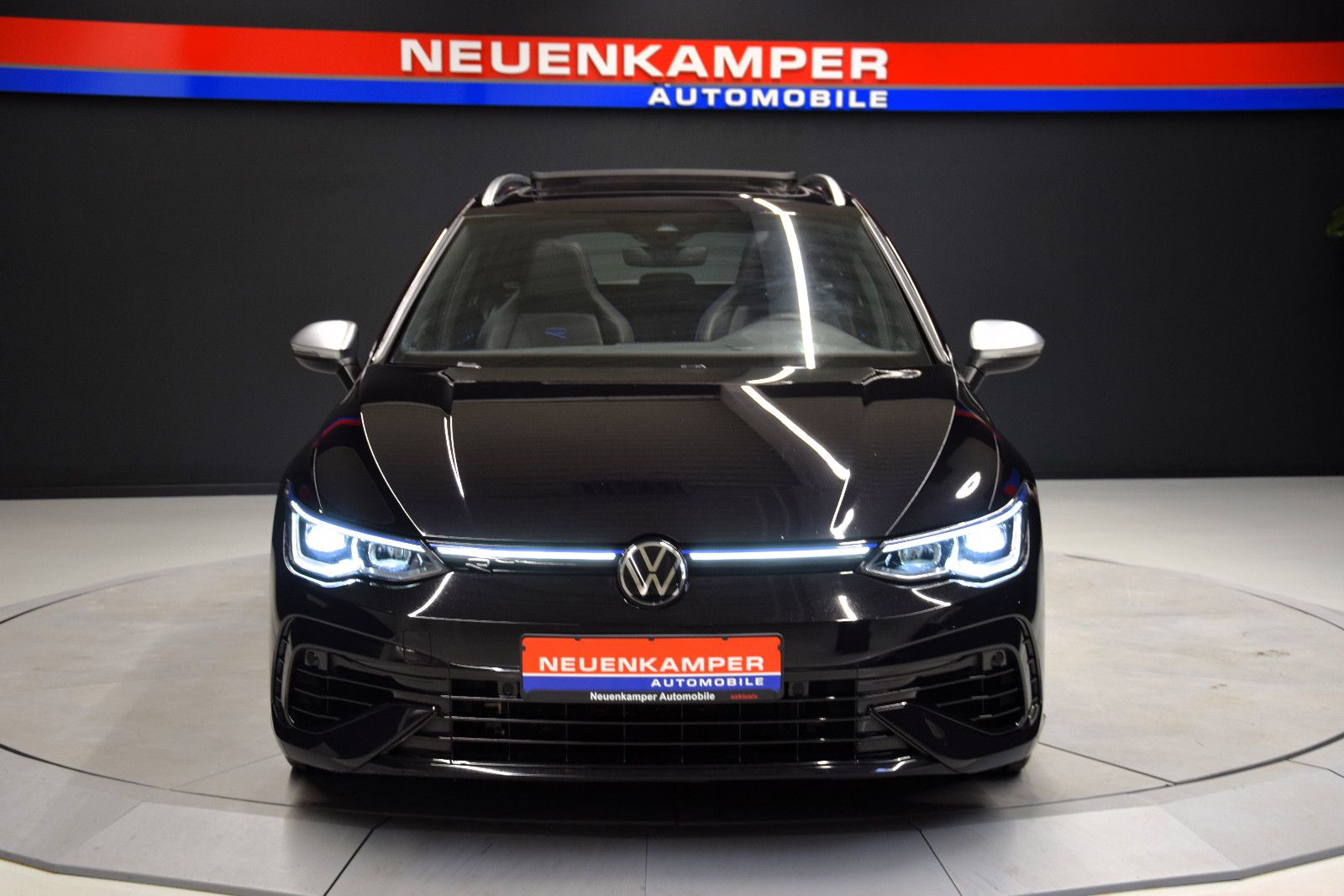 Fahrzeugabbildung Volkswagen Golf VIII Variant R 4Motion Pano ACC Sitzbel.