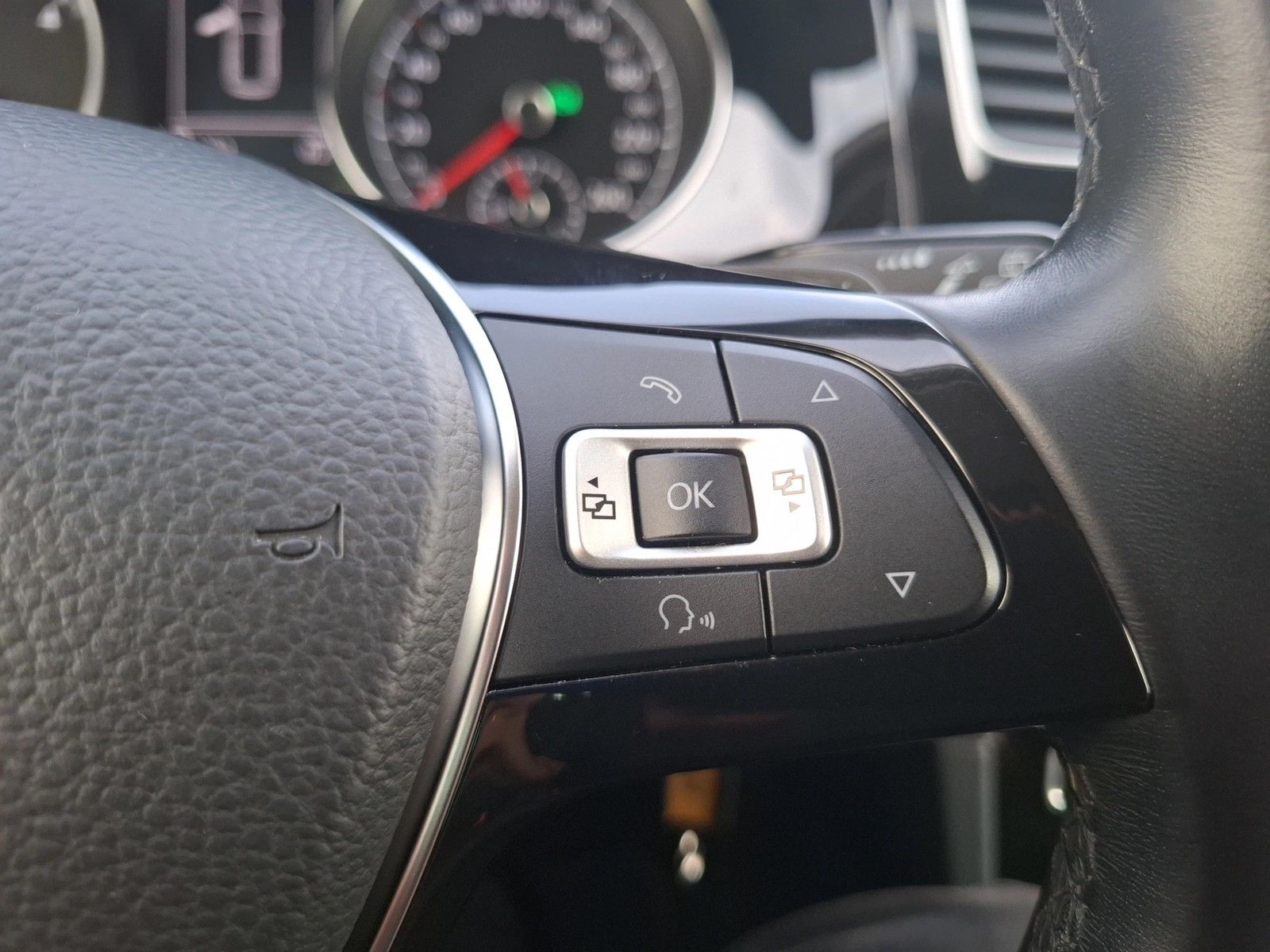 Fahrzeugabbildung Volkswagen Golf VII Variant TDI Join DSG Navi PDC SH LM