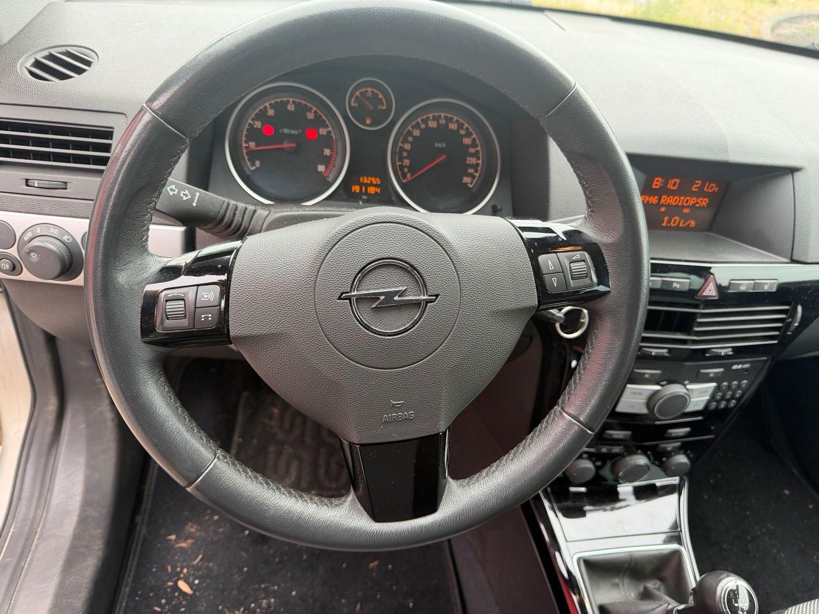 Opel Astra 2010 — photo 13