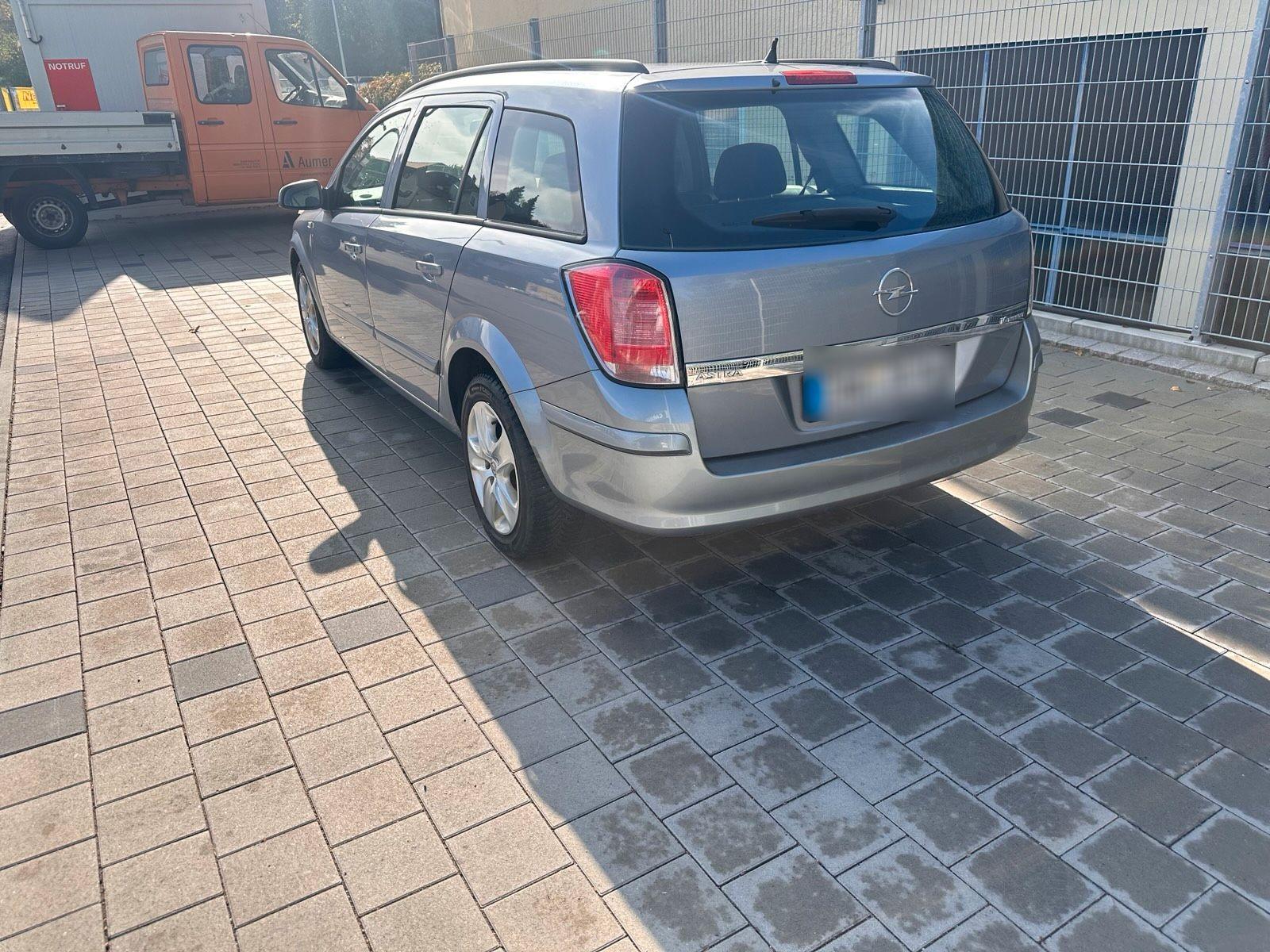 Opel Astra 2006 — rear view