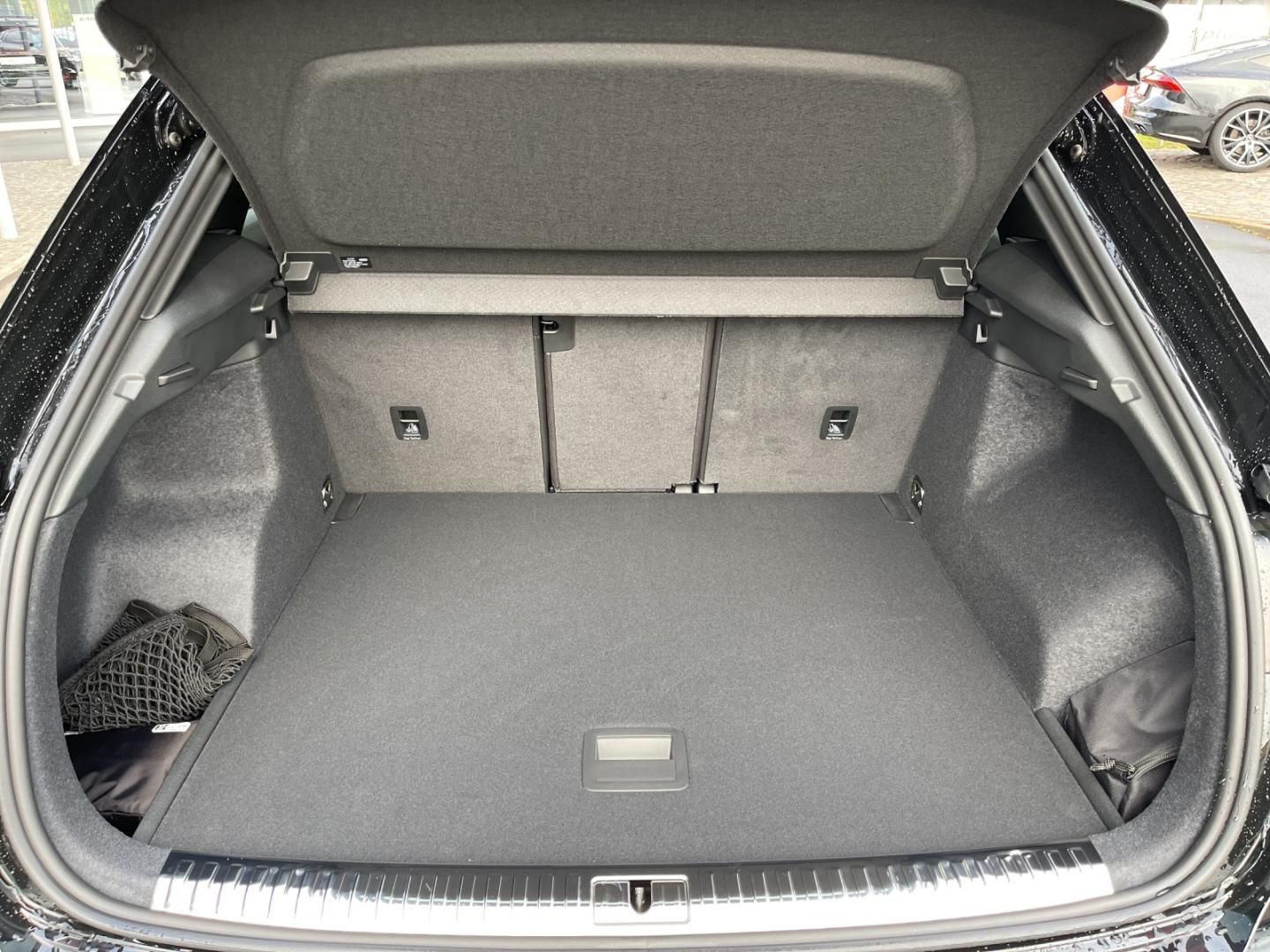 Fahrzeugabbildung Audi Q3 S line 40 TFSI quattro MATRIX, 20", Ass.paket