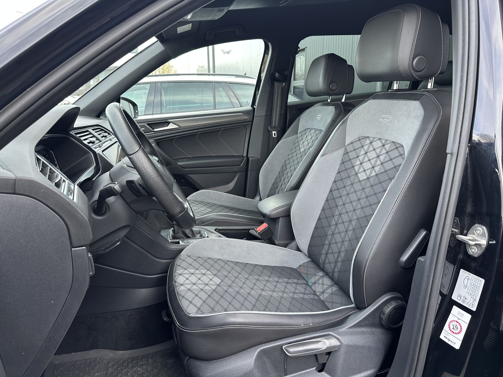 Fahrzeugabbildung Volkswagen Tiguan Allspace 4M R-Line Black 7Sitzer AHK+360°