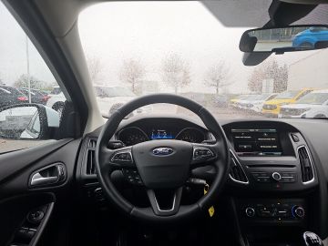 Bild 14 Ford Focus Turnier Business Navi Ambientebeleuchtung