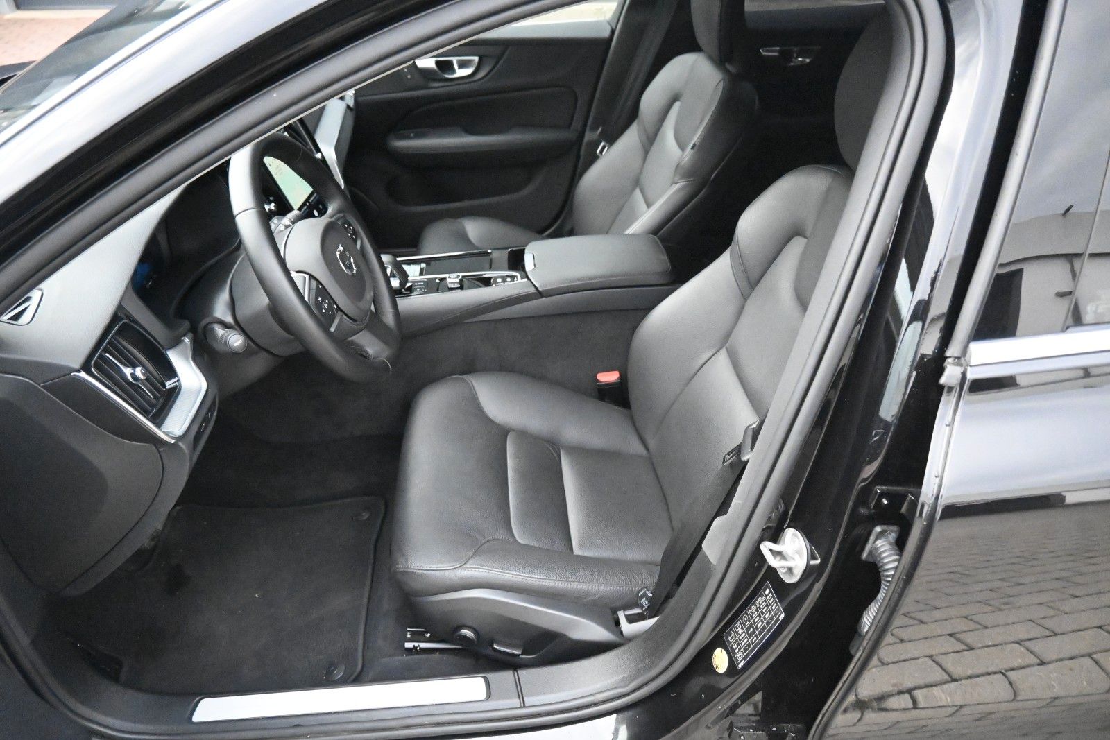 Fahrzeugabbildung Volvo V60 T6 Essential AWD*STHZG*PDC*AHK*Leder*LHZG*