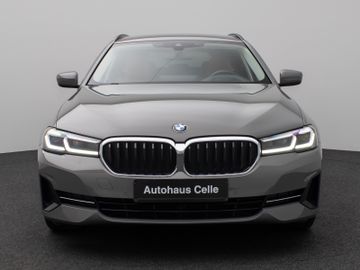 Fahrzeugabbildung BMW 520d Kamera HUD DAB Lenkrhzg Massage AHK Alarm