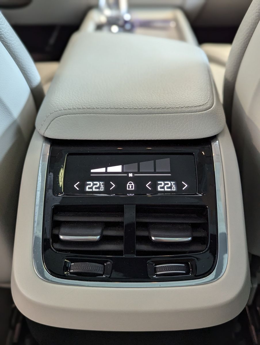 VOLVO XC60 Inscription HUD Harman H/K Pano Cam 360° - Image 24