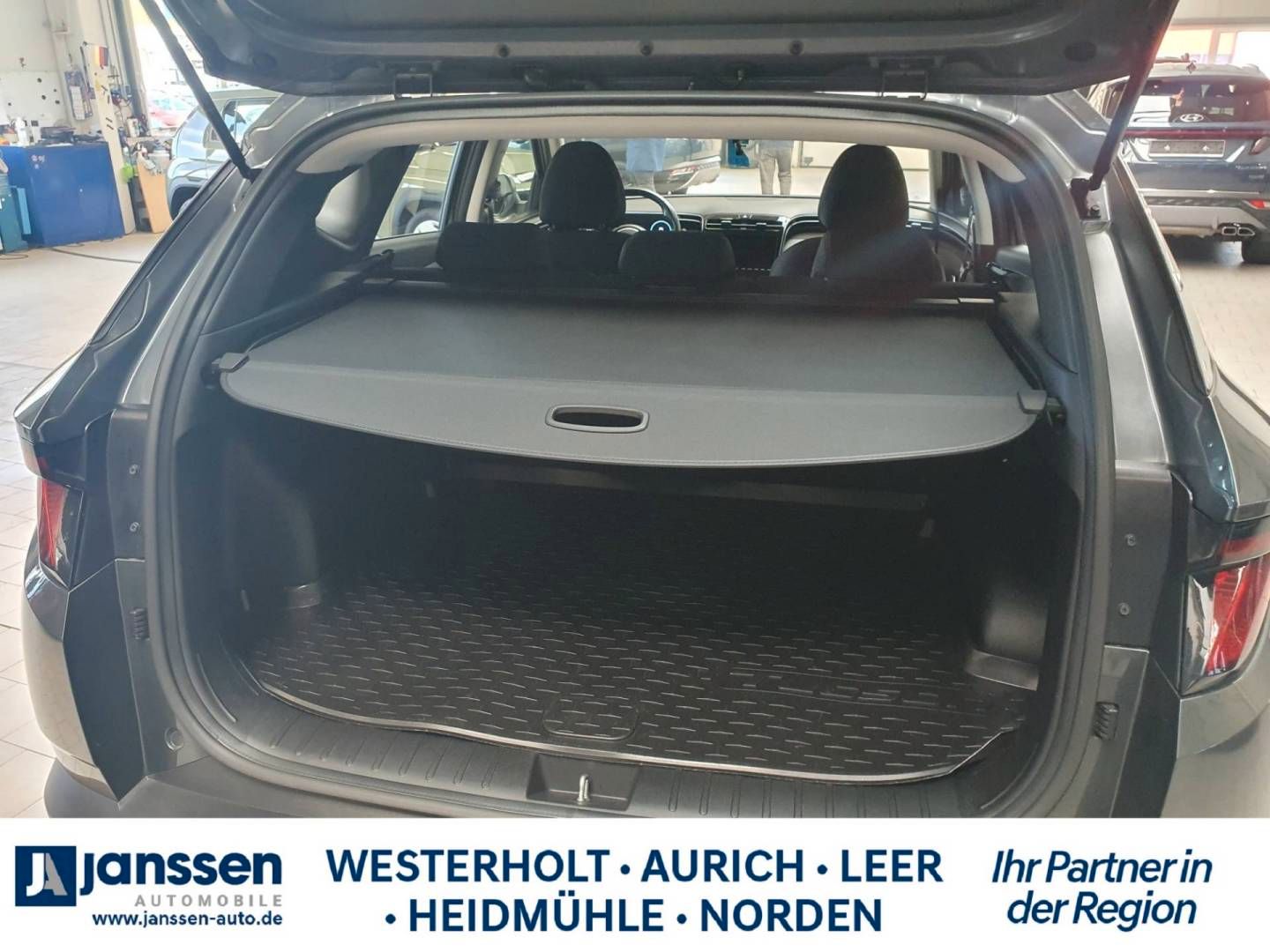 Fahrzeugabbildung Hyundai NEW Tucson 150 PS M/T 2WD SELECT LED-Grilldesign