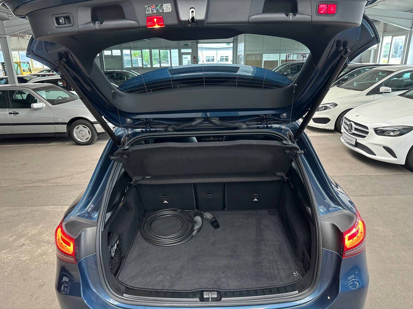Mercedes-Benz EQA 300 4MATIC Progressive Pano-Dach AHK 360° foto 6