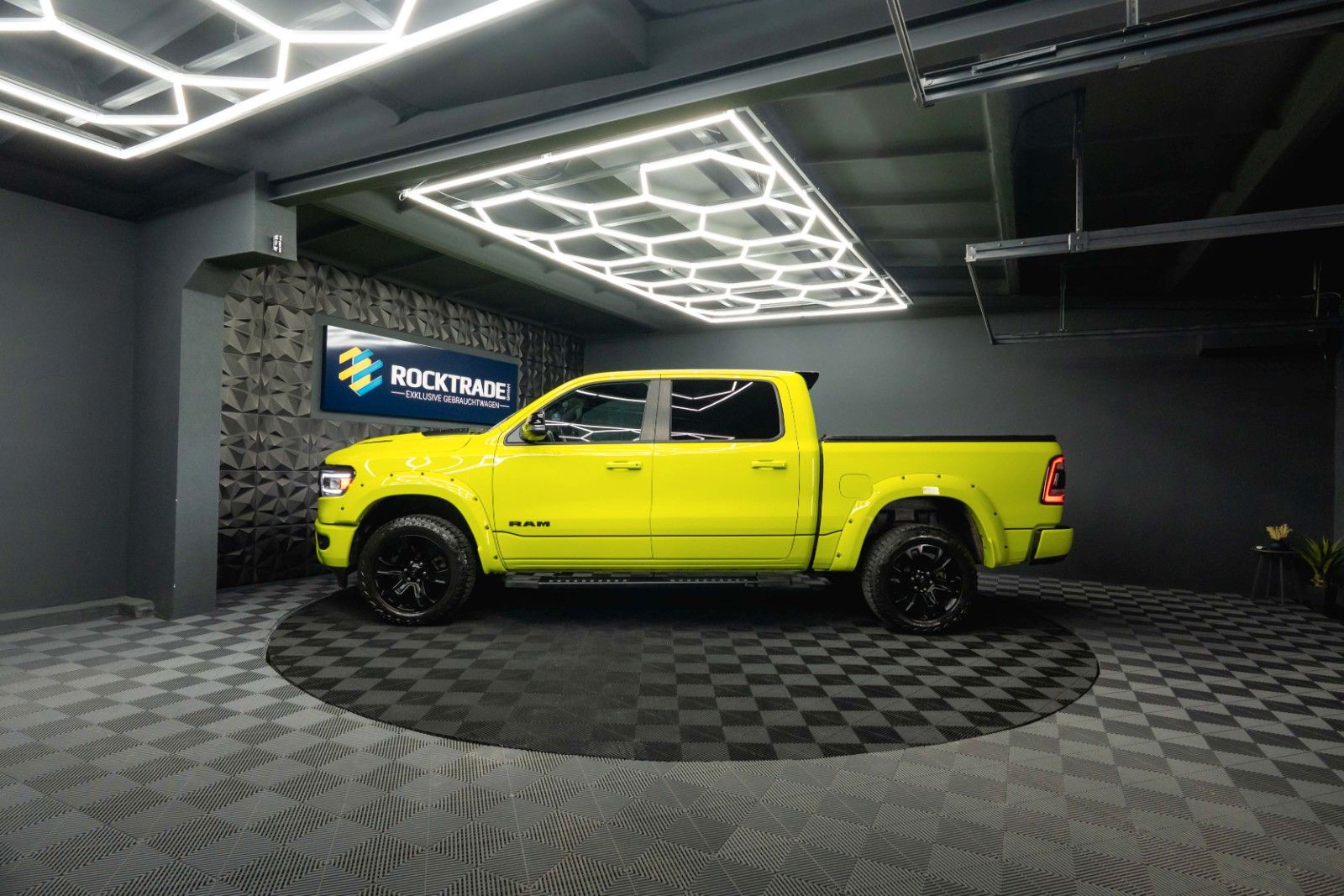Fahrzeugabbildung Dodge RAM 5.7 V8 4x4 OFFROAD ACID YELLOW Edition LED