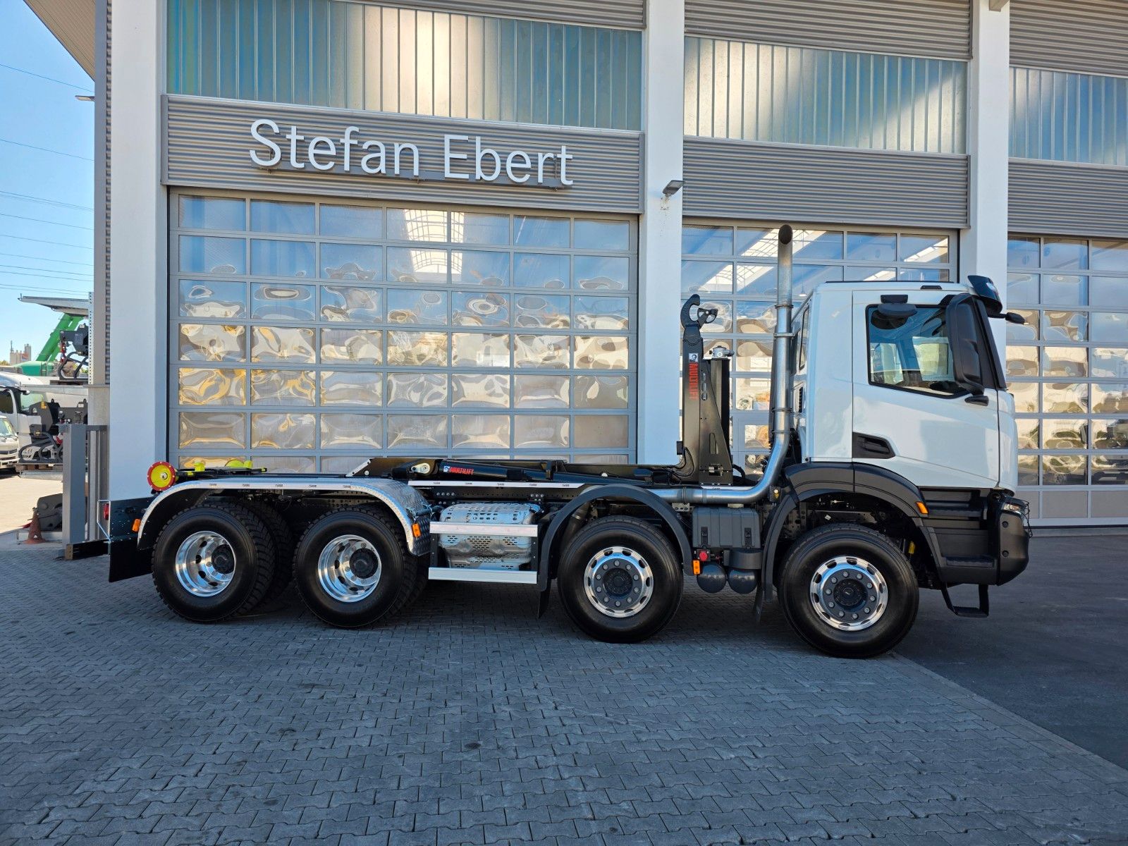 Fahrzeugabbildung Iveco X-Way AD320X46BZ OFF 8x4 Hiab ULT26S53-W-ITF Alu