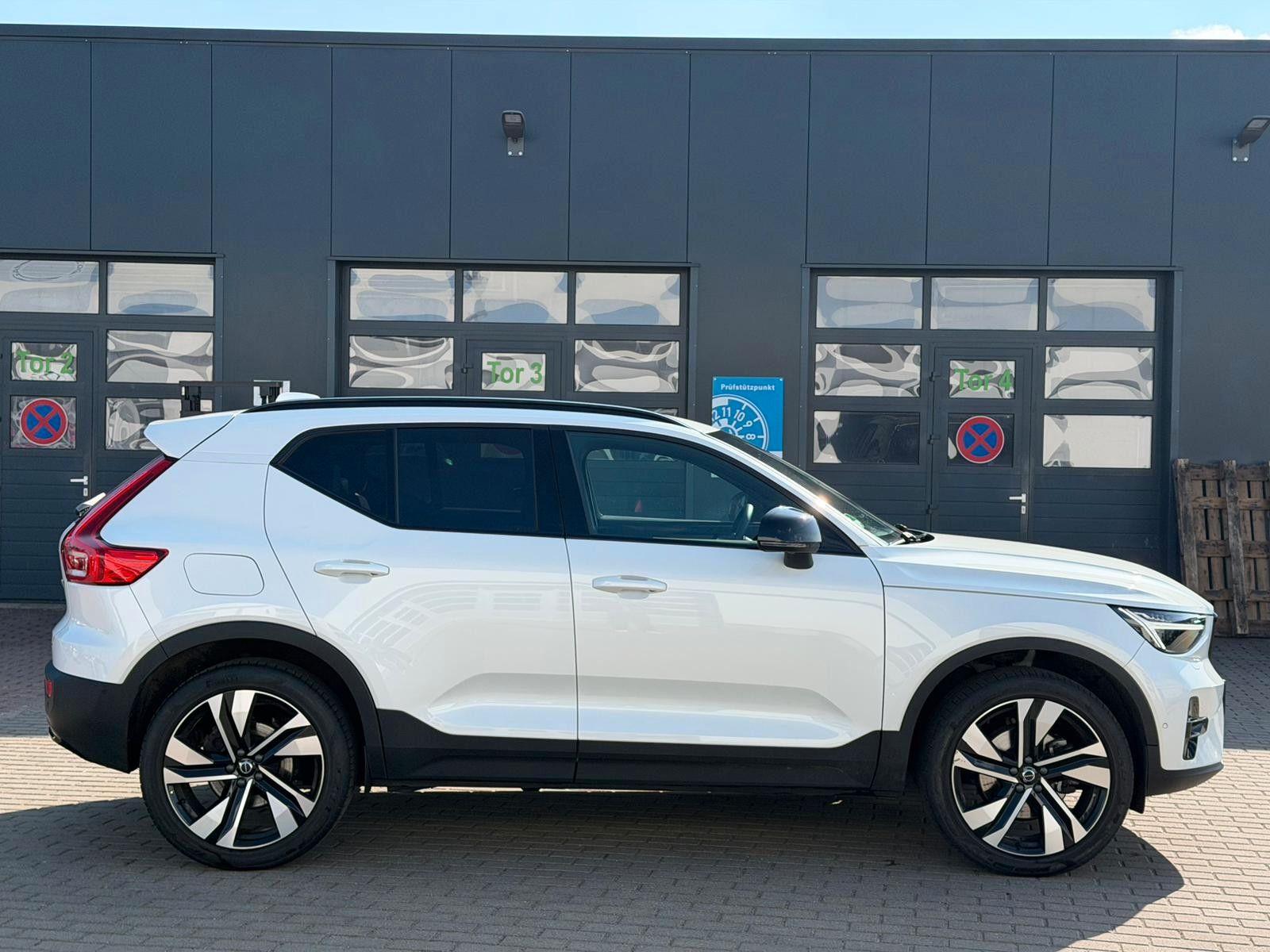 Fahrzeugabbildung Volvo XC40 B4 AWD Ultimate Dark*PANO*STDHZG*360°*ACC
