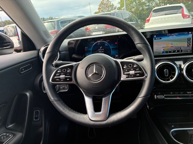 Fahrzeugabbildung Mercedes-Benz CLA 180 Lim >AUT/NAV/LED/Teilleder<