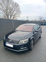 Volkswagen VW Passat B7 Lim. R-Line - Volkswagen Passat aus 2012 mit Diesel-Antrieb: Limousine