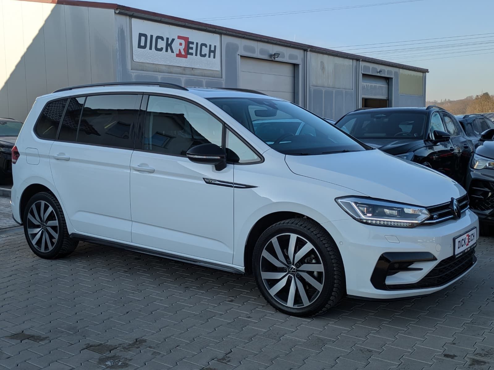 Fahrzeugabbildung Volkswagen Touran 2.0 DSG R-Line High BLACK Pano*7Si*IQ*AHK