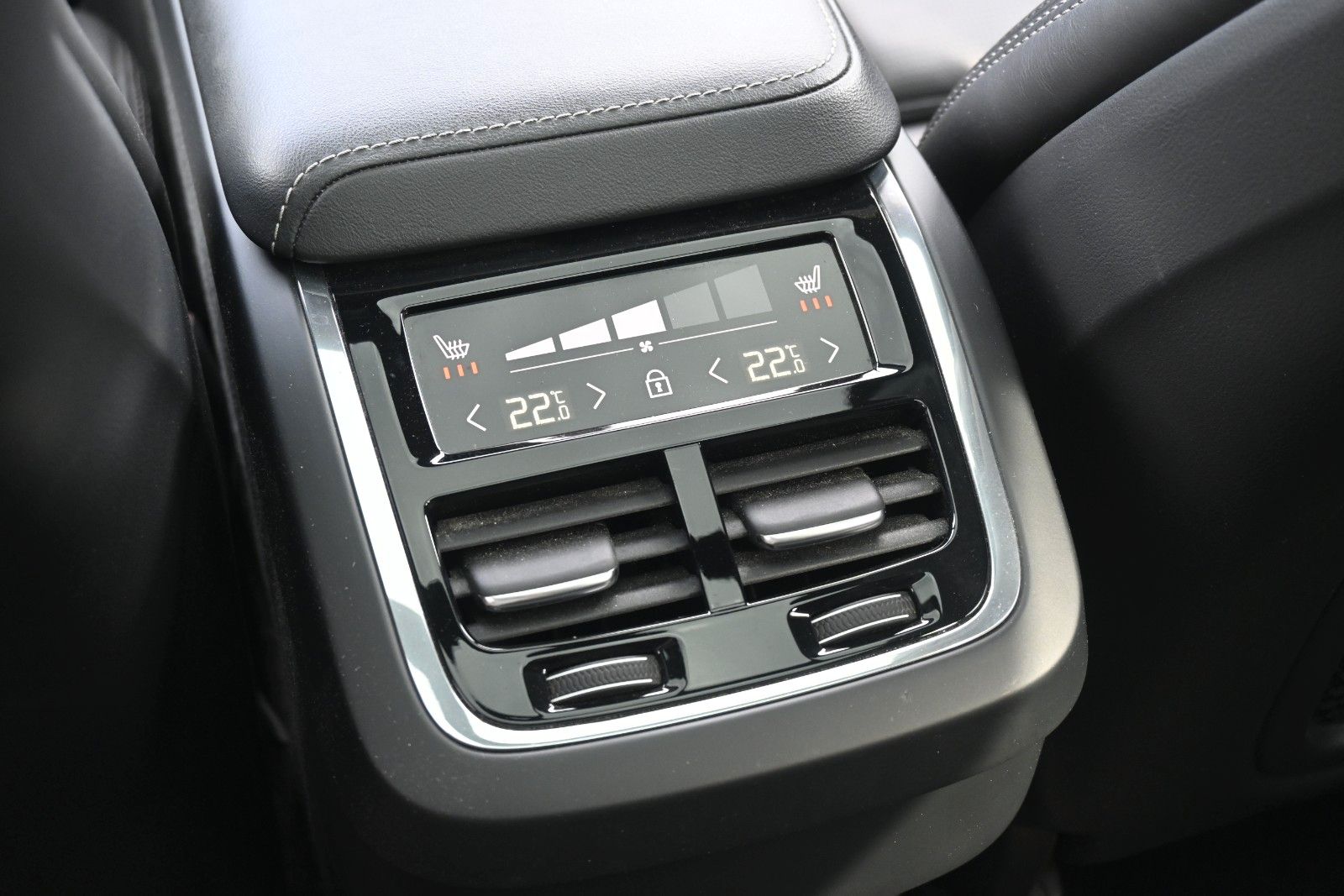 Fahrzeugabbildung Volvo XC60 B5D AWD R-Design*LED*PANO*STHZ*LUFT*B&W*AHK