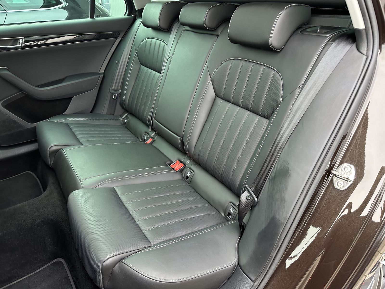 Fahrzeugabbildung SKODA Superb Combi 2.0 TDI DSG L&K NAV+LED+PANO+CANTON