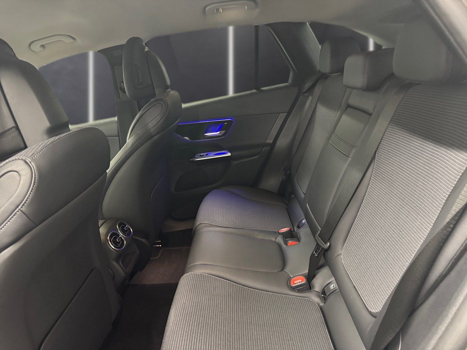 Fahrzeugabbildung Mercedes-Benz GLC 220 d 4M*Avantgarde*Distronic*AHK*DigiLight