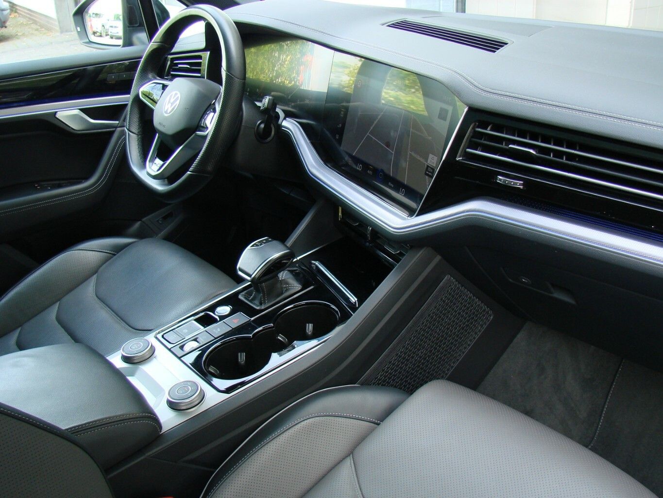 Volkswagen Touareg 3.0TDi R-Line 4M LED AHK PANO ACC Luftfe foto 16