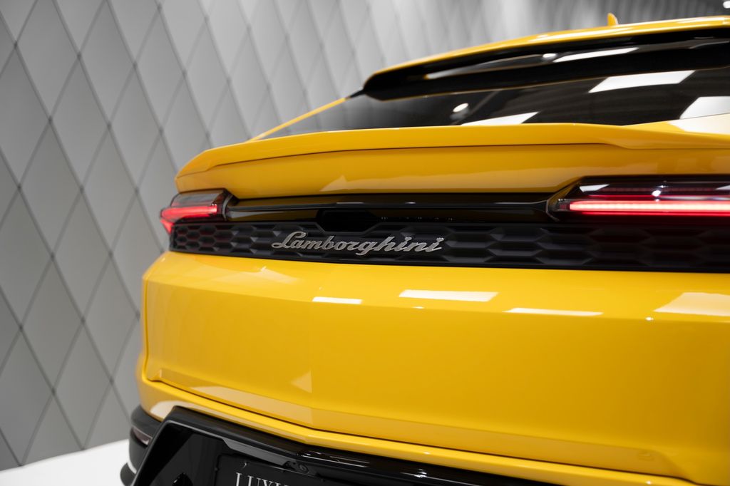 Urus 4.0 V8 SE YELLOW/BLACK YELLOW PANO B&O - Bild 11