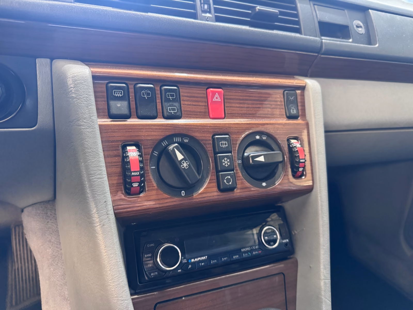 MERCEDES-BENZ E 230 132 ch BVA W124 - CLIM - CHAUFFAGE STATIONNAIRE - CUIR - ATTELAGE - 244600 km