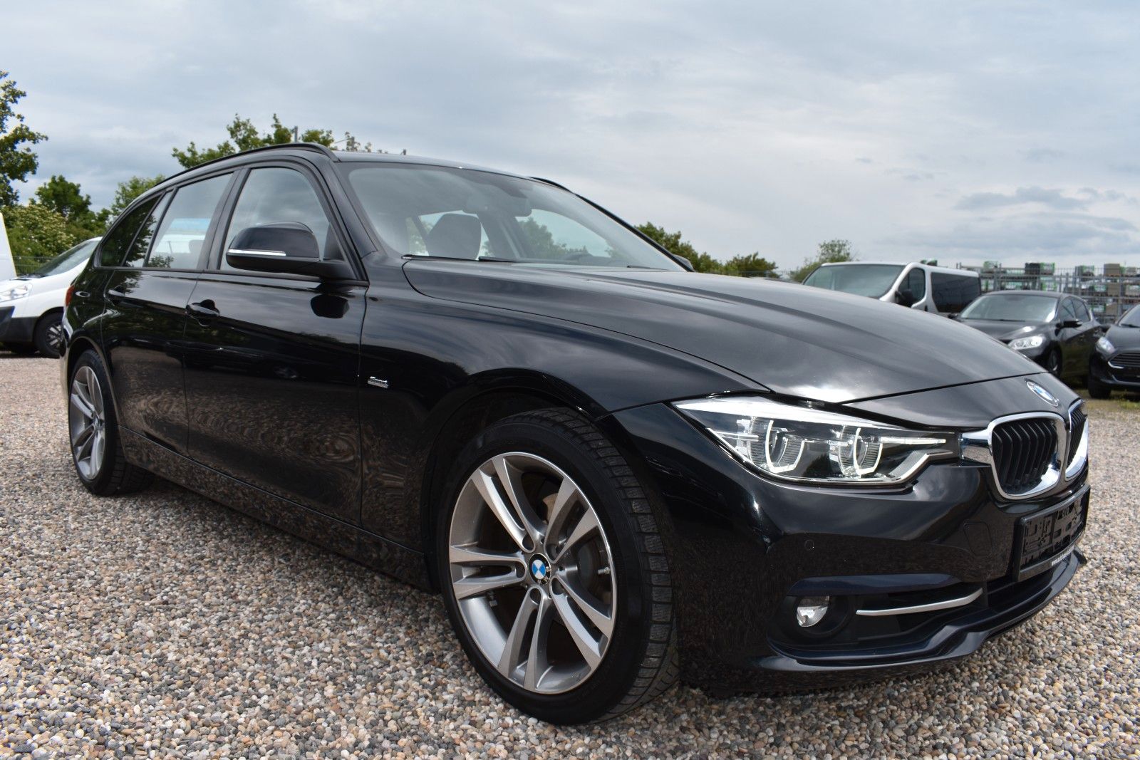 Fahrzeugabbildung BMW 320i Touring Sport Line Sportautom.AHK LED Pano