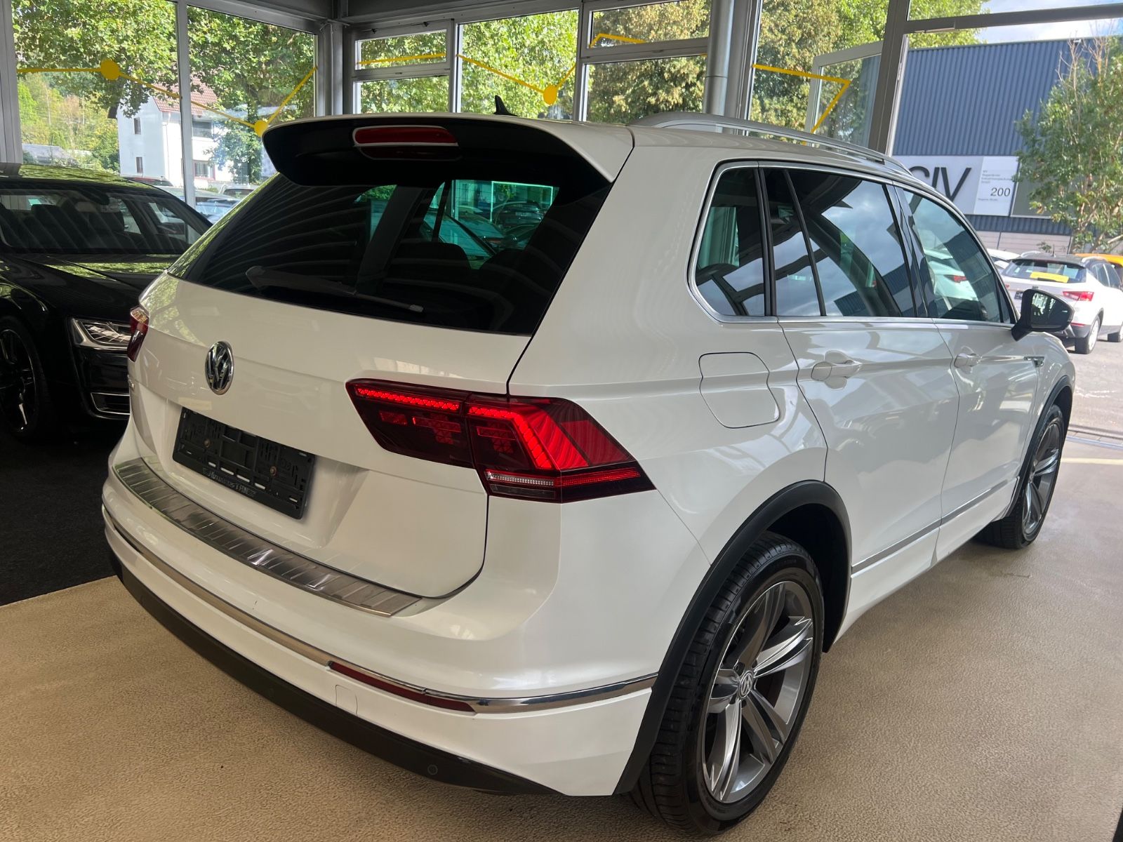 Fahrzeugabbildung Volkswagen Tiguan Highline 4Motion R line *HEAD-UP*MEMORY*