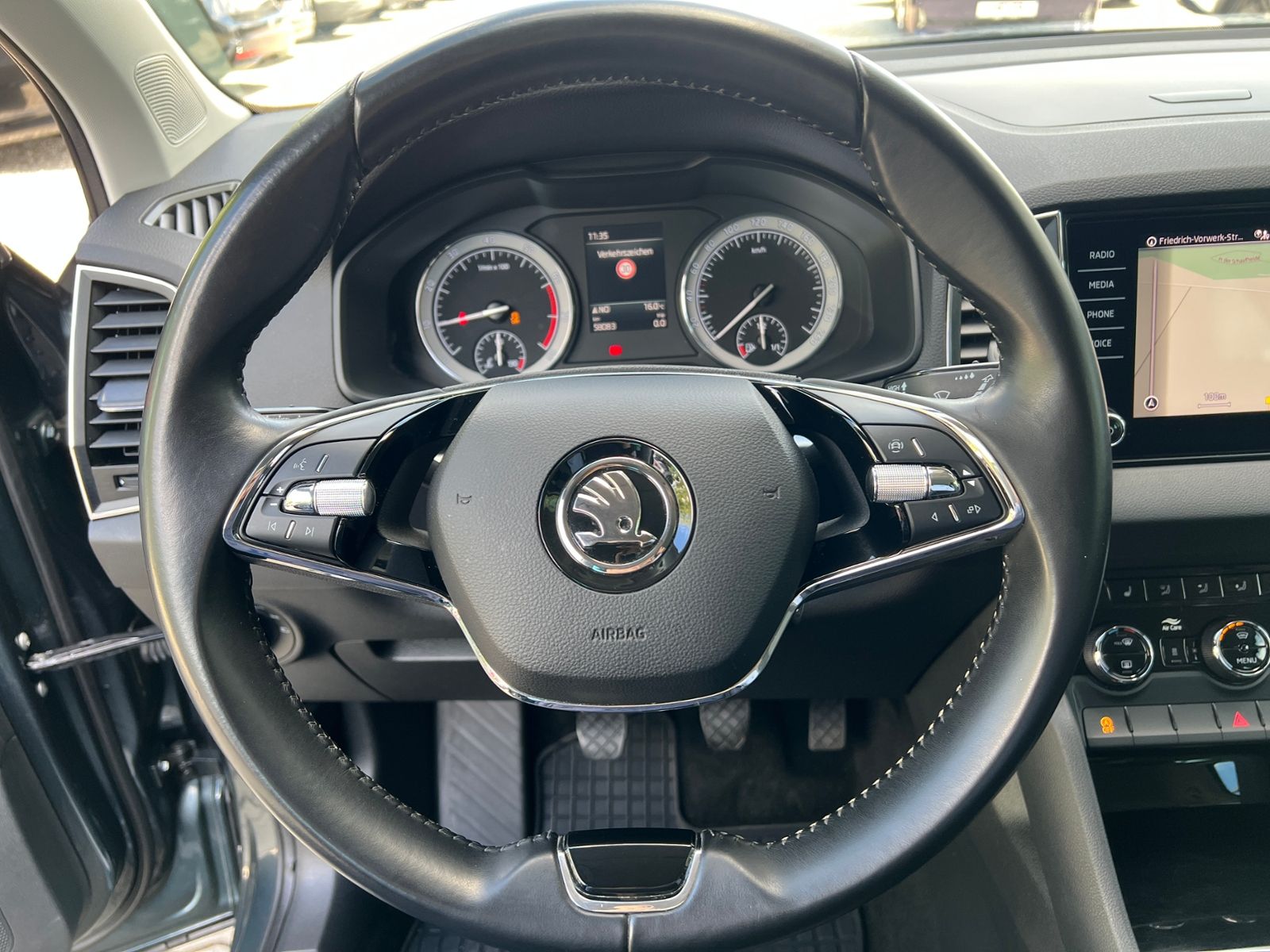 Fahrzeugabbildung SKODA Karoq 1.5 TSI ACT Drive 125 years *AHK, LED, Sta