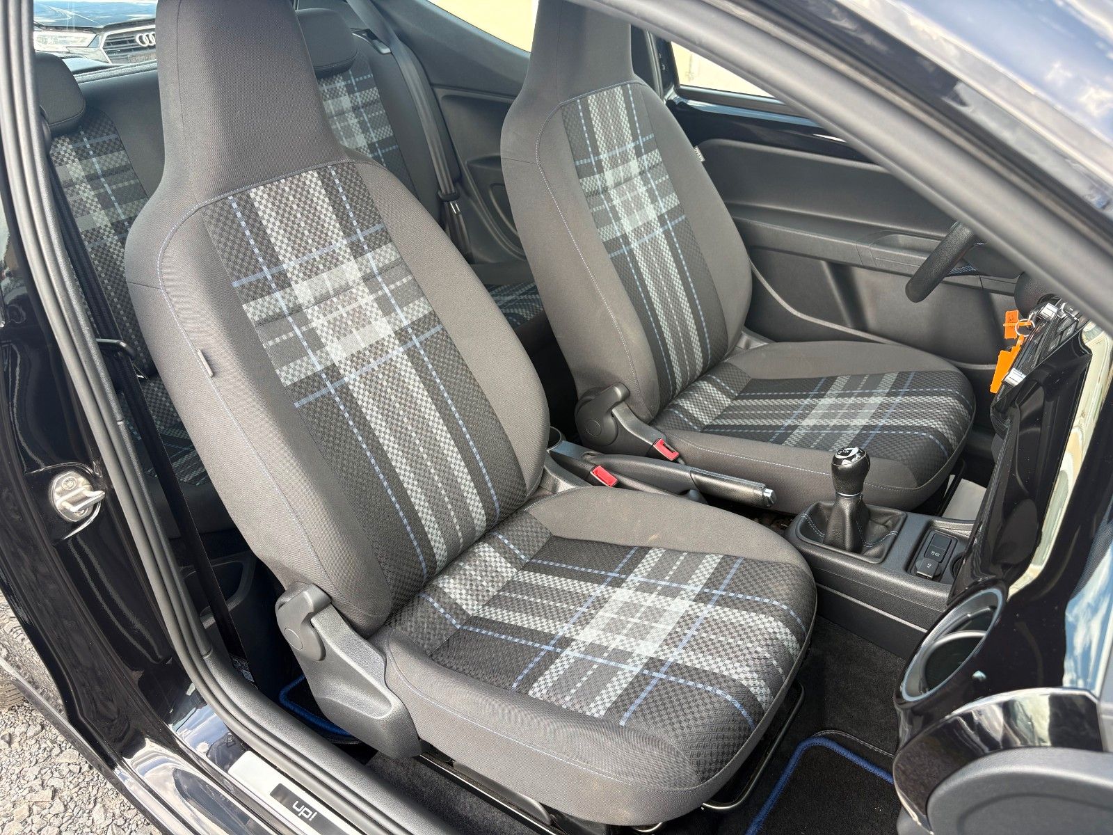 Fahrzeugabbildung Volkswagen up! club up! Navi Klima TÜV 05/2027 Scheckheft
